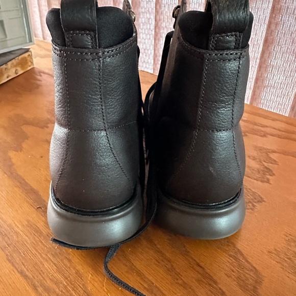 Size 8 Cole Haan waterproof boots - Picture 4 of 5